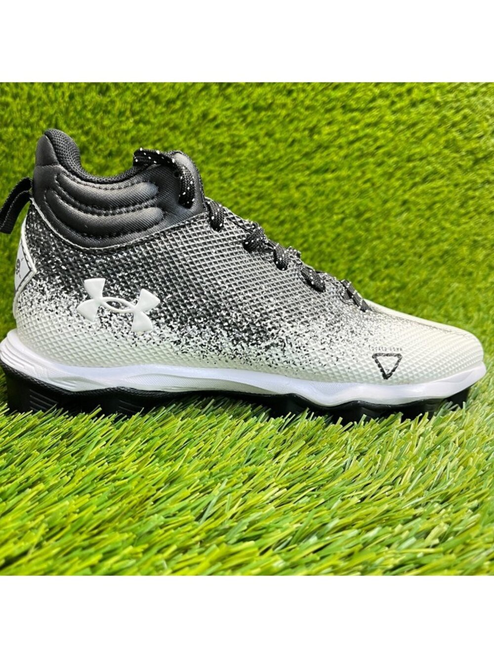 Under Armour Spotlight Franchise RM 2.0 Boys Size 4.5Y Black Football Cleats
